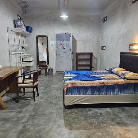 Bali Bobo Hostel Jimbaran Exterior foto A room at the hotel