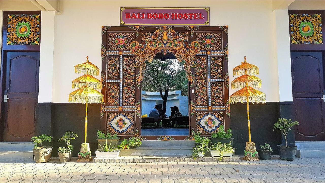 Bali Bobo Hostel Jimbaran Exterior foto The gate of the hotel