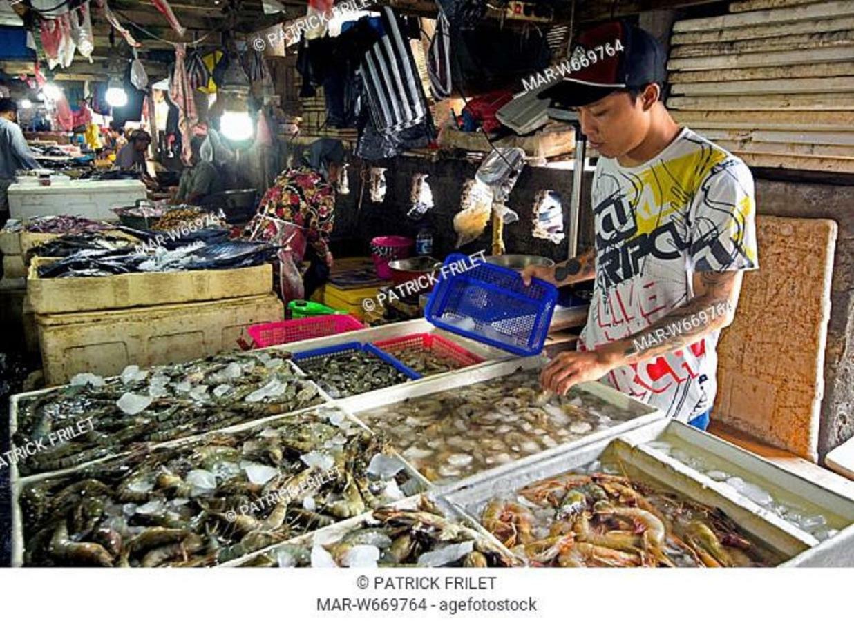 Bali Bobo Hostel Jimbaran Exterior foto A vendor selling seafood at the market