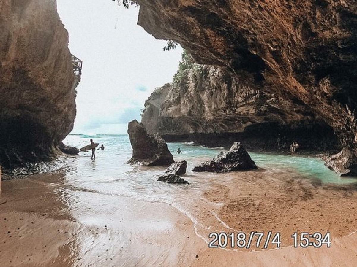Bali Bobo Hostel Jimbaran Exterior foto The beach at the entrance of the cave