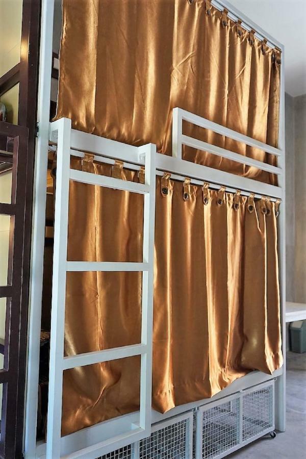 Bali Bobo Hostel Jimbaran Exterior foto A curtain at a Japanese bath