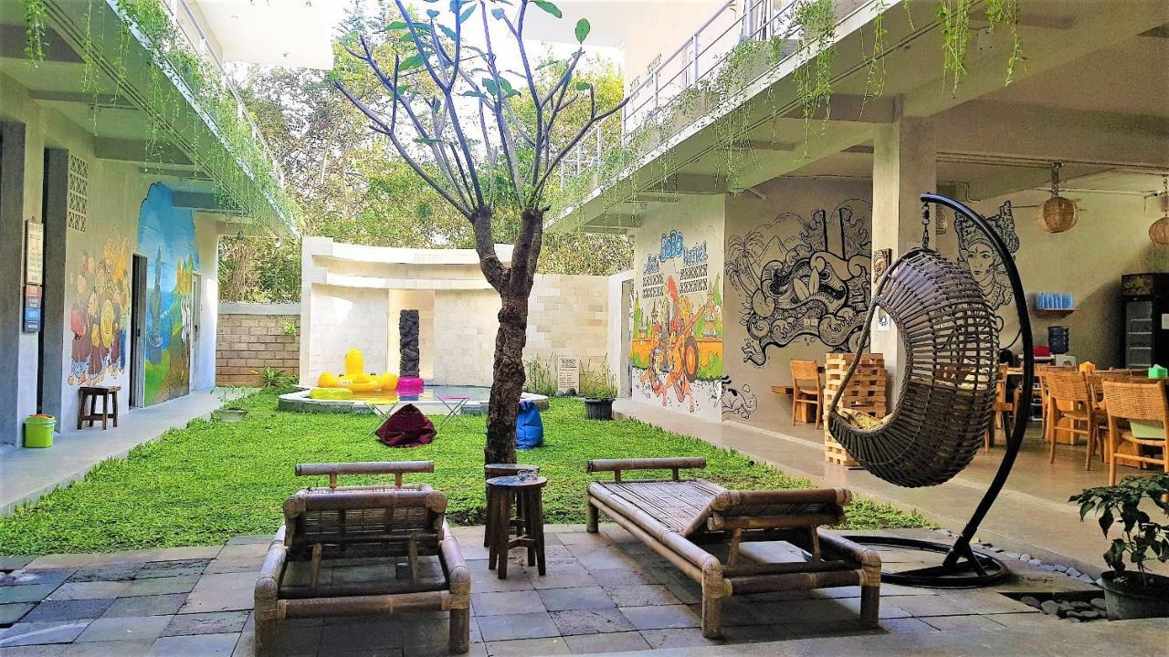 Bali Bobo Hostel Jimbaran Exterior foto The courtyard of the library