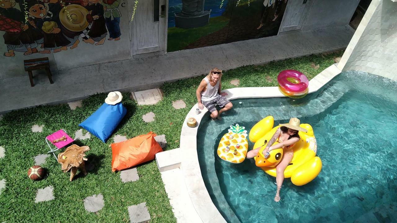 Bali Bobo Hostel Jimbaran Exterior foto A pool party