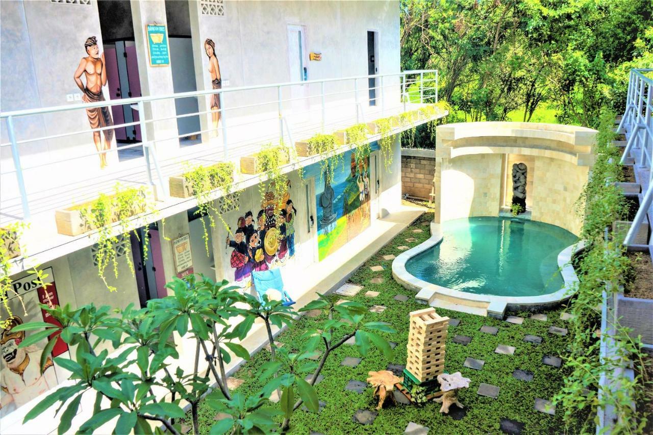 Bali Bobo Hostel Jimbaran Exterior foto The swimming pool at the hotel