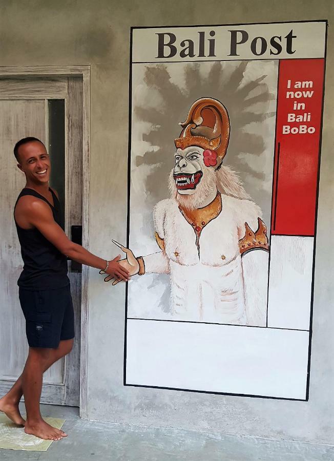 Bali Bobo Hostel Jimbaran Exterior foto A tourist shaking hands with a life-size photo of the character of "Bobo" at the entrance of the museum.