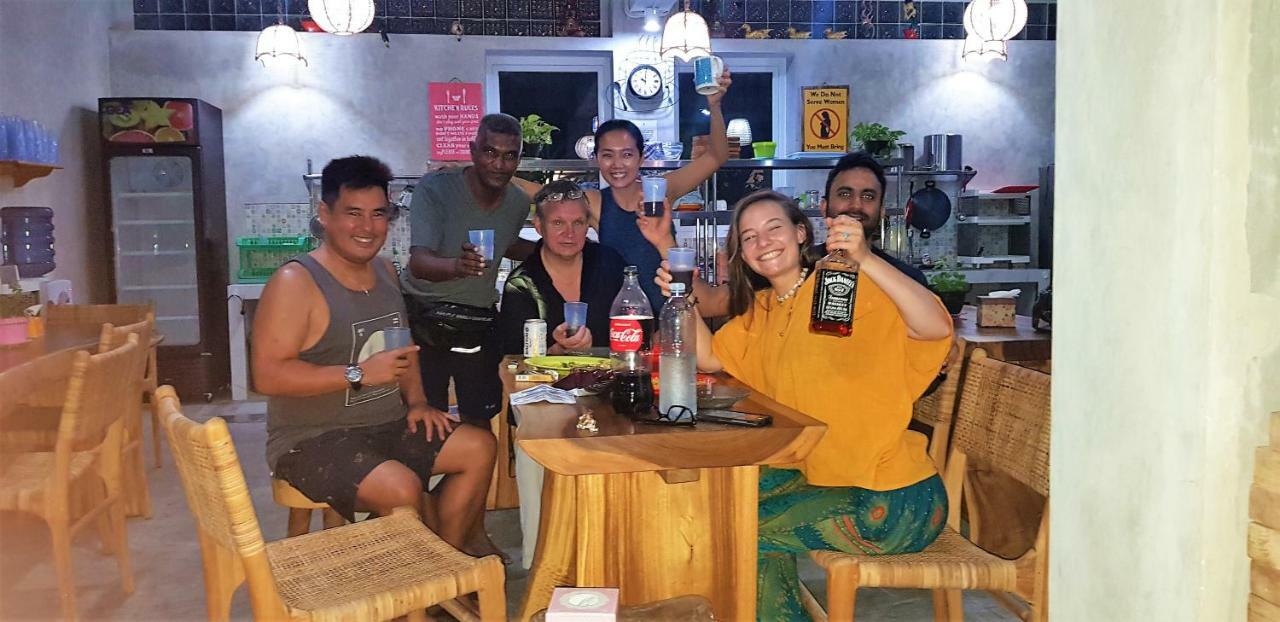 Bali Bobo Hostel Jimbaran Exterior foto A group of tourists at a bar in the capital, Nukuʻalofa.