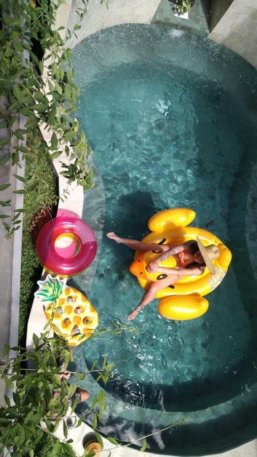 Bali Bobo Hostel Jimbaran Exterior foto A woman on a float