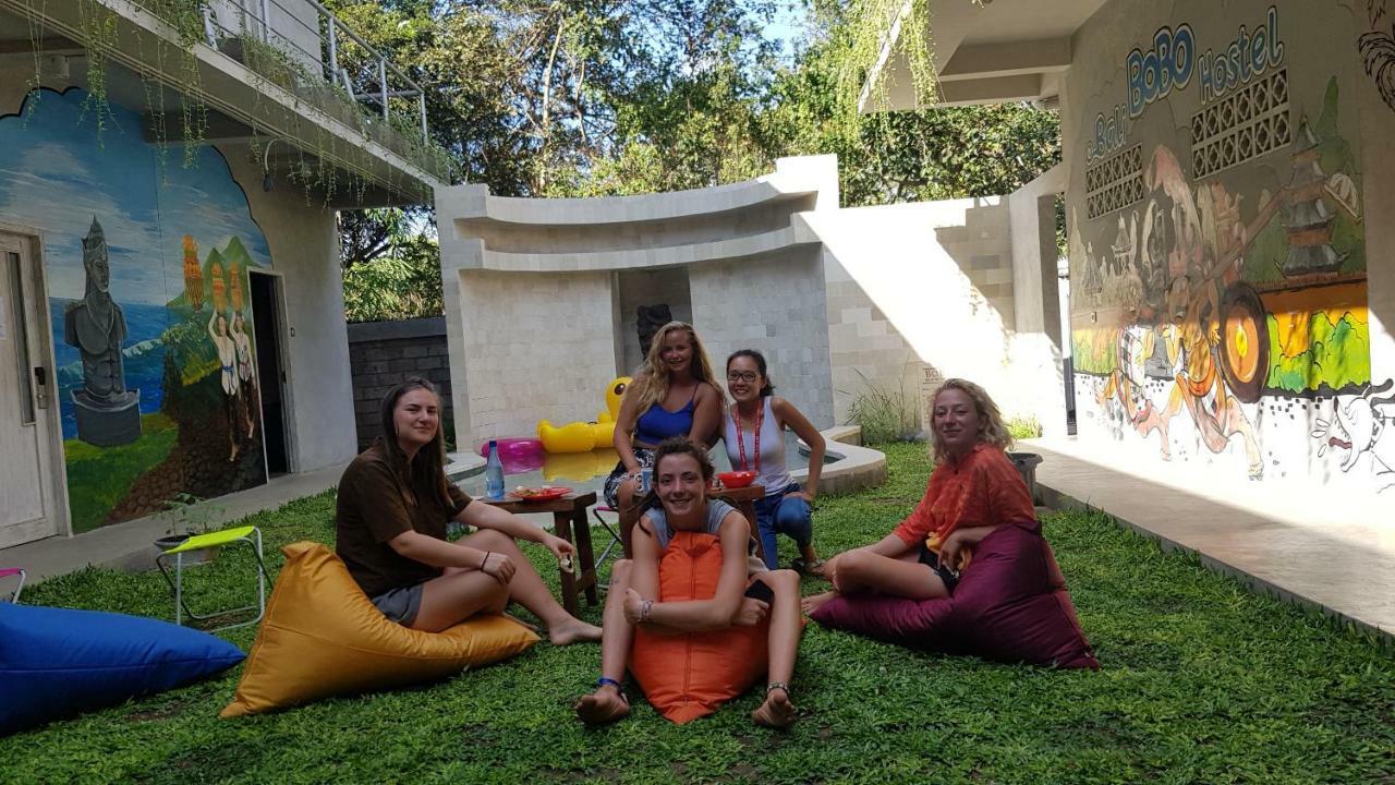 Bali Bobo Hostel Jimbaran Exterior foto The garden of the hostel