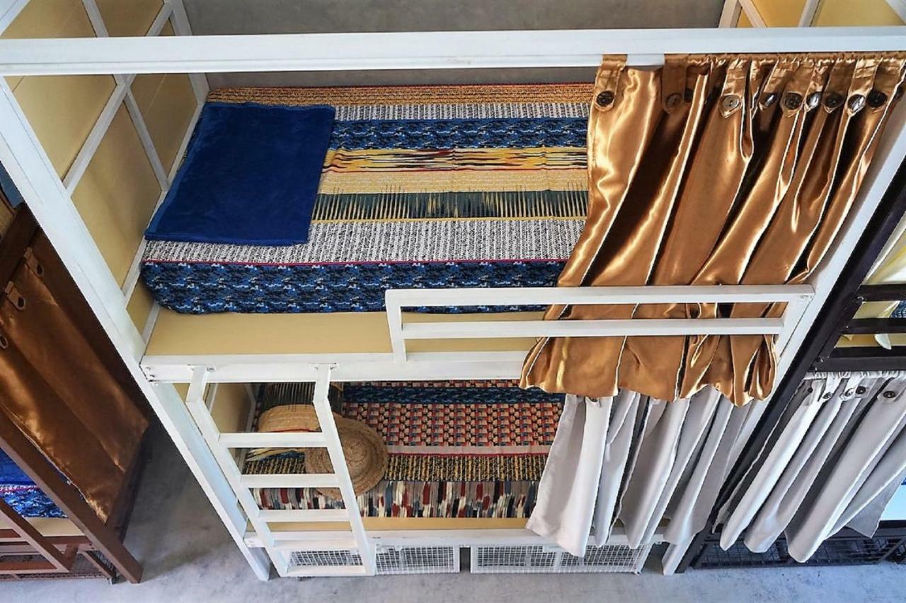 Bali Bobo Hostel Jimbaran Exterior foto A bunk bed with a curtain